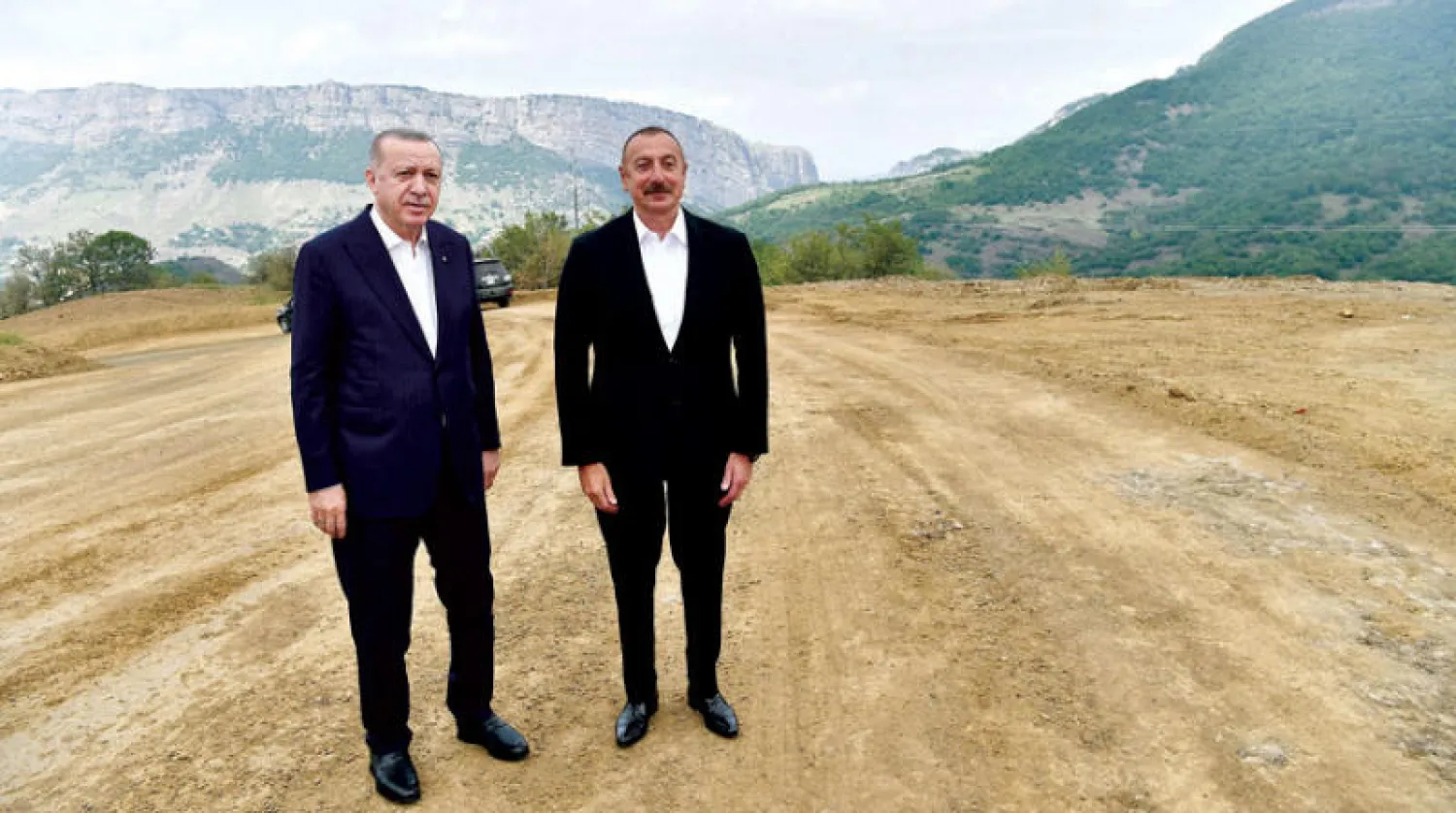 صورة وزعتها الرئاسة الأذربيجانية للرئيسين إردوغان وعلييف في ناغورني قره باغ أمس (أ.ف.ب)