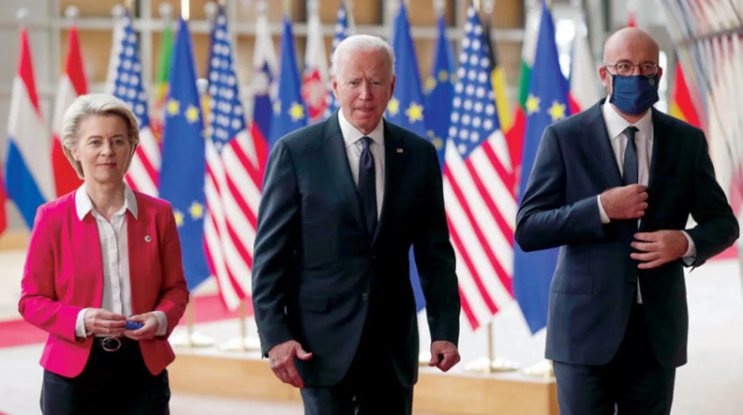 بايدن متوسطاً فون دير لاين وشارل ميشال خلال القمة الأميركية - الأوروبية في بروكسل أمس (إ.ب.أ)