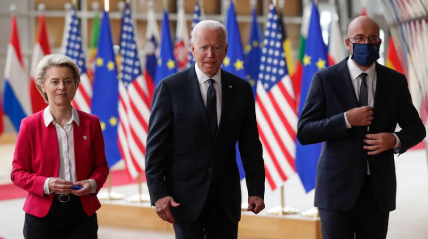 بايدن متوسطاً فون دير لاين وشارل ميشال خلال القمة الأميركية - الأوروبية في بروكسل أمس (إ.ب.أ)