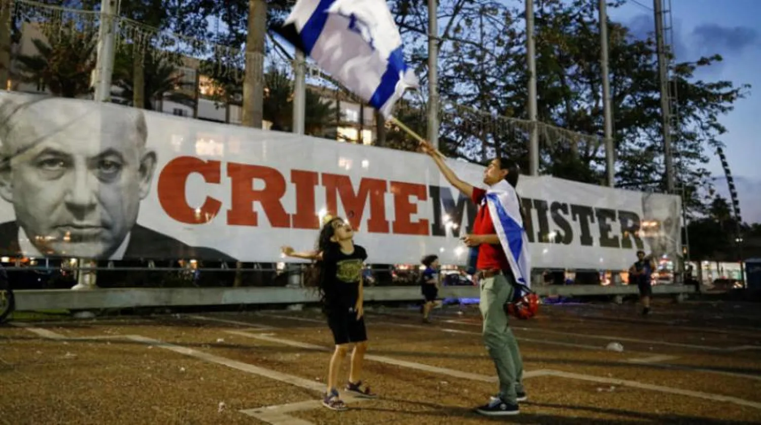 Tel Aviv'de yeni hükümeti ve Netanyahu hükümetinin sonunu kutlayan pankartlar (Reuters)
