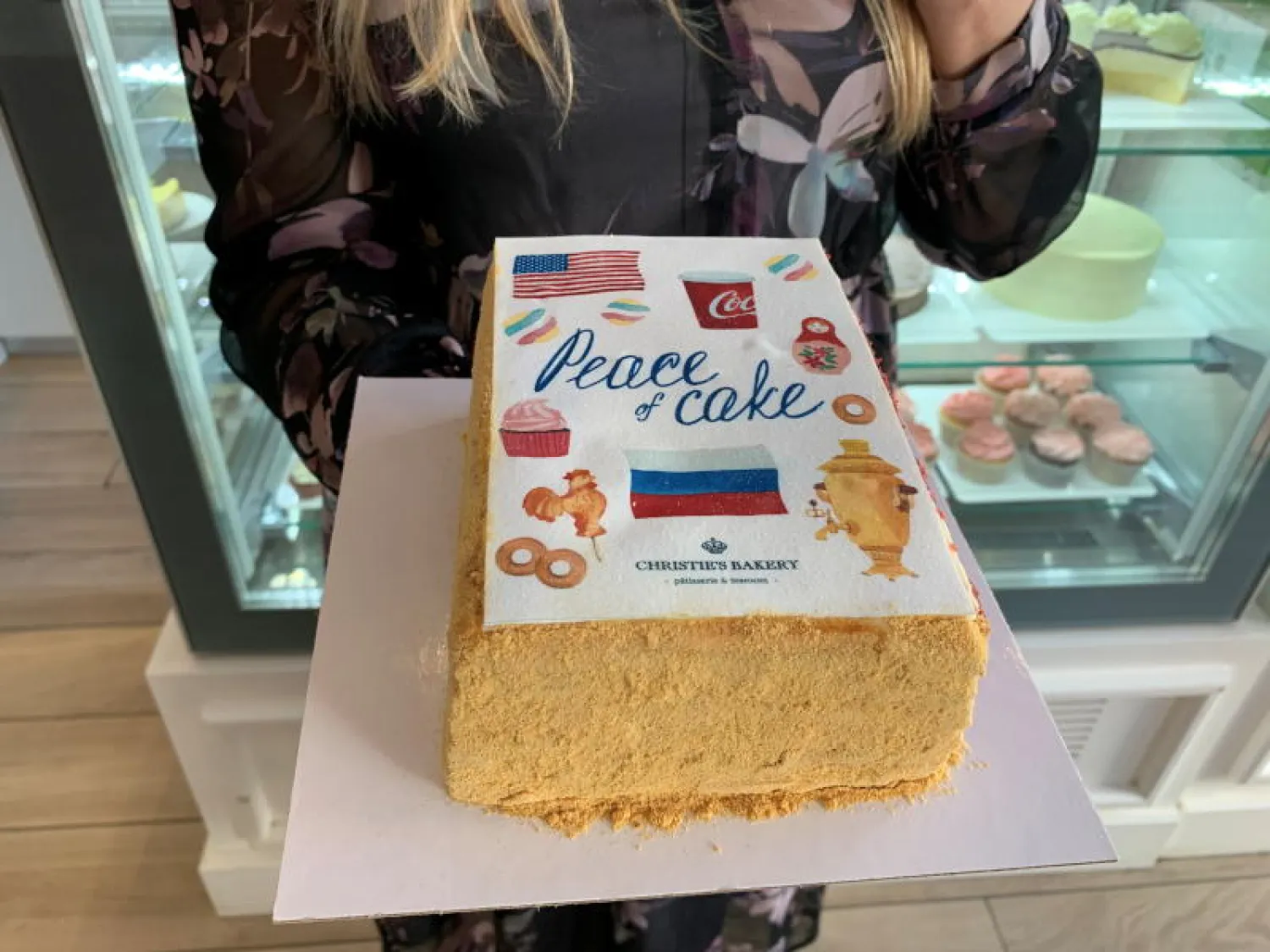 كعكة السلام التي ابتكرتها أولغا جونسون (رويترز)