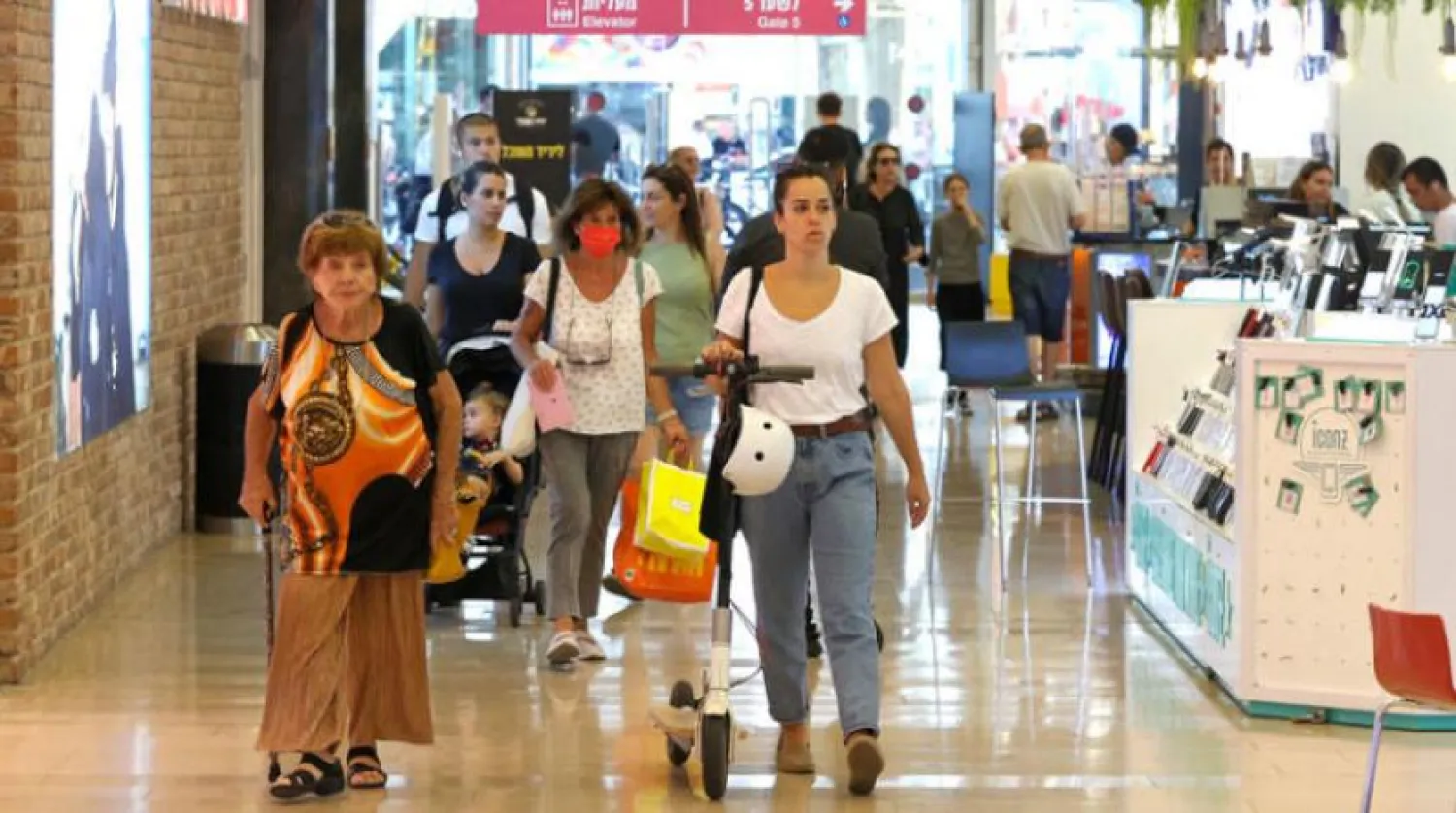 Tel Aviv’de bir alışveriş merkezinde insanlar maskesiz alışveriş yapıyor. (AFP)