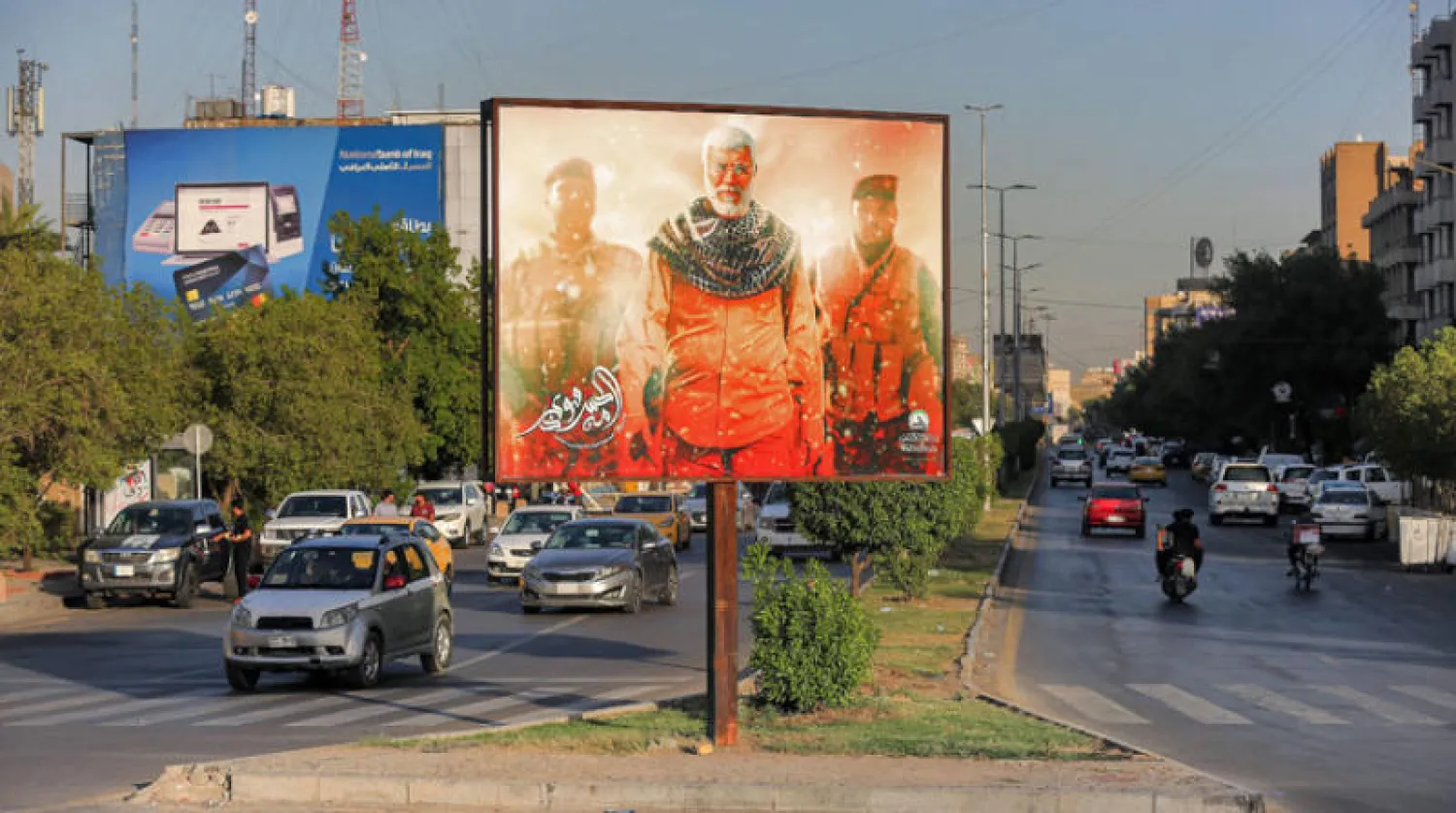 ملصق في بغداد في 13 يونيو الحالي للقيادي في «الحشد الشعبي» أبو مهدي المهندس الذي اغتاله الأميركيون مع قائد «فيلق القدس» الإيراني قاسم سليماني عام 2020 (أ.ف.ب)