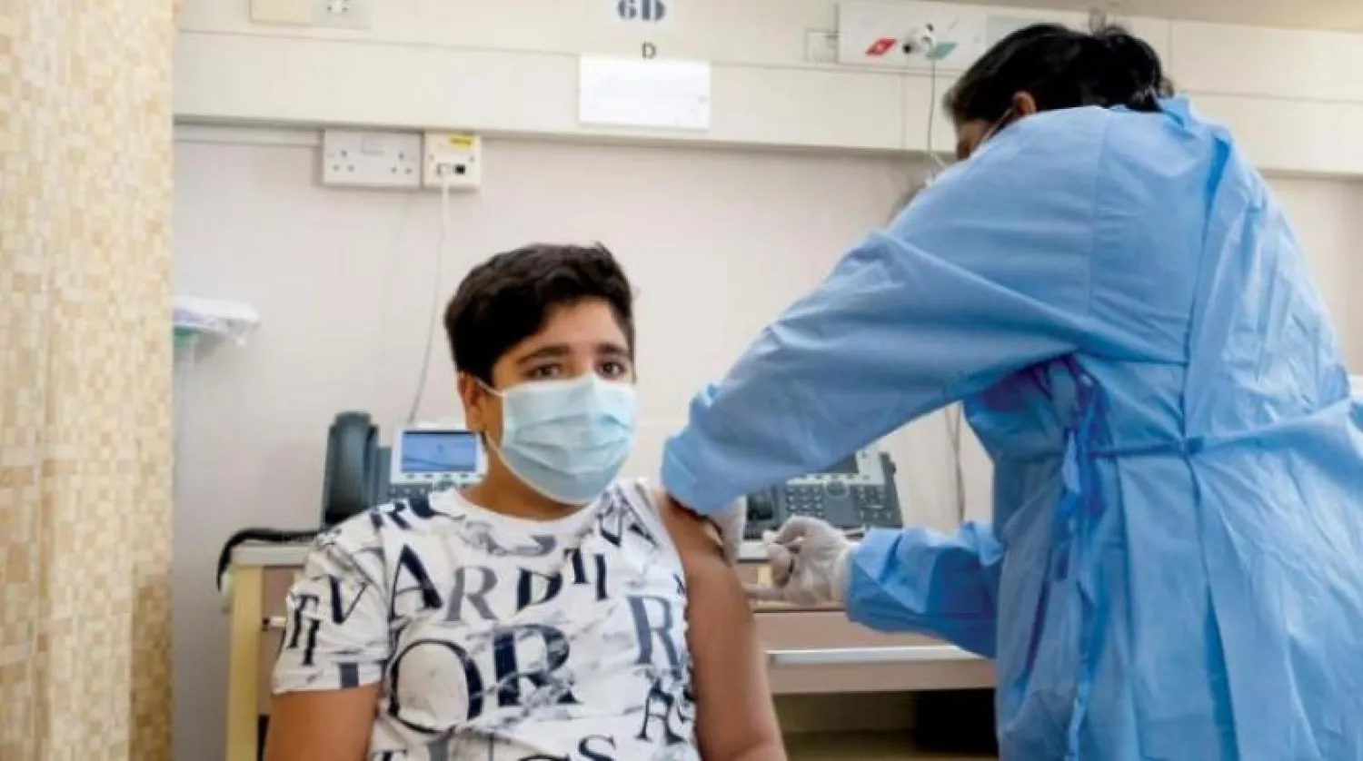 Dubai’de koronavirüs aşısı olan bir çocuk (Twitter)