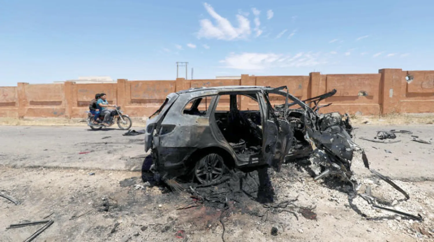 سيارة مدمرة جنوب إدلب بعد قصف استخدمت روسيا فيه طائرة مسيّرة في 10 يونيو الحالي (أ.ف.ب)