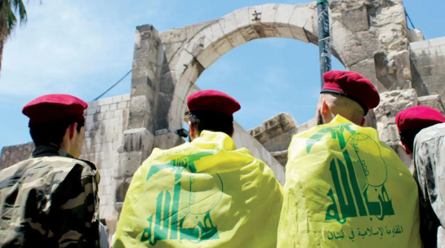 مواطنون يحملون رايات «حزب الله» في العاصمة السورية دمشق أمس (رويترز)