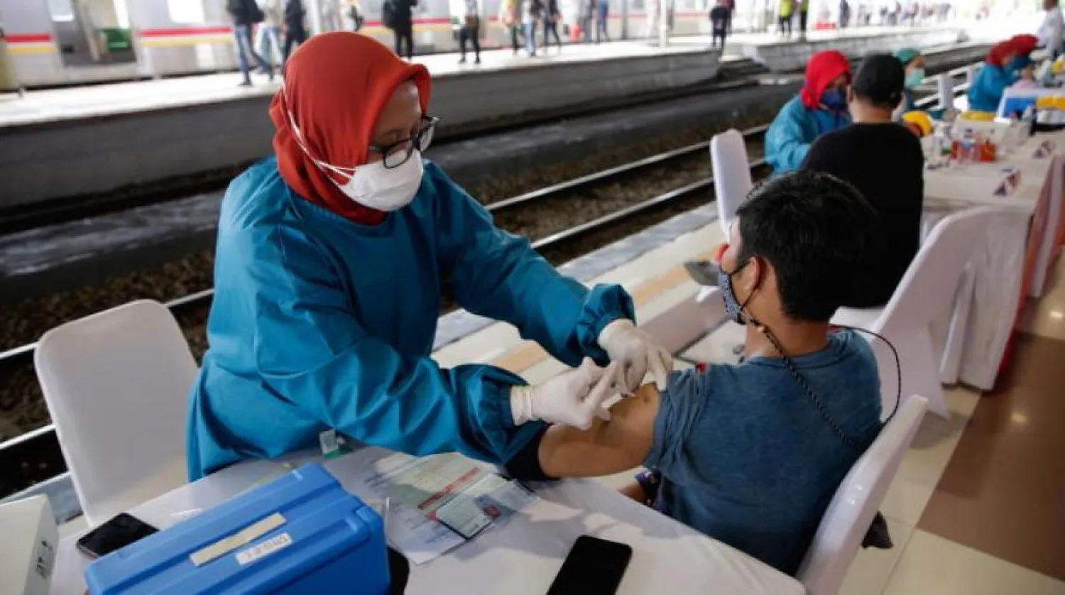 Endonezya’daki Bogor tren istasyonunda toplu aşı kampanyasında aşı olan bir vatandaş (EPA)
