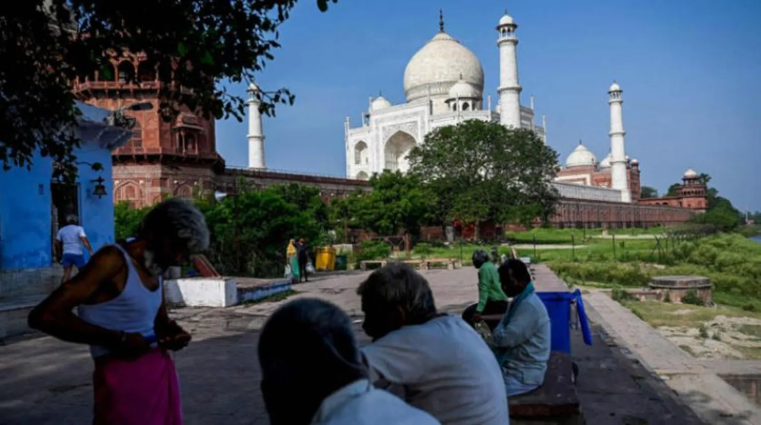 Hindistan, koronavirüs vaka sayıları düşmesinin ardından kısıtlamaları hafifletiyor (AFP)