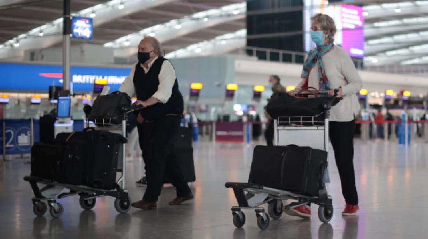 مسافرون في مطار هيثرو بلندن (رويترز)