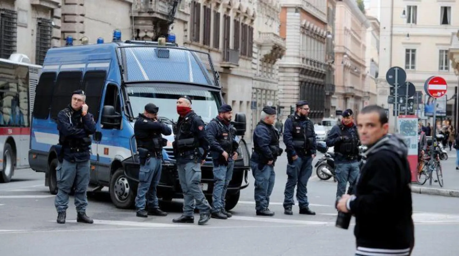 İtalyan polis memurları Bromma Caddesi'nde devriye geziyor (Arşiv - Reuters)
