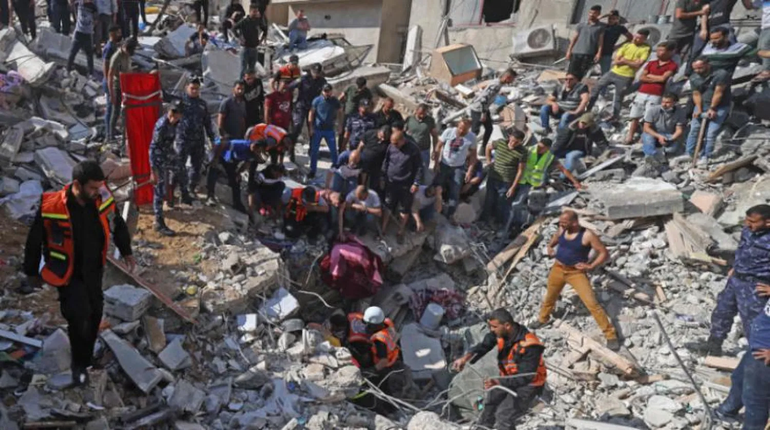 İsrail’in çarşamba günü şafak vakti Gazze’ye düzenlediği hava saldırısında yıkılan bir binada hayatta kalanlar veya kurbanlar aranırken (AFP)