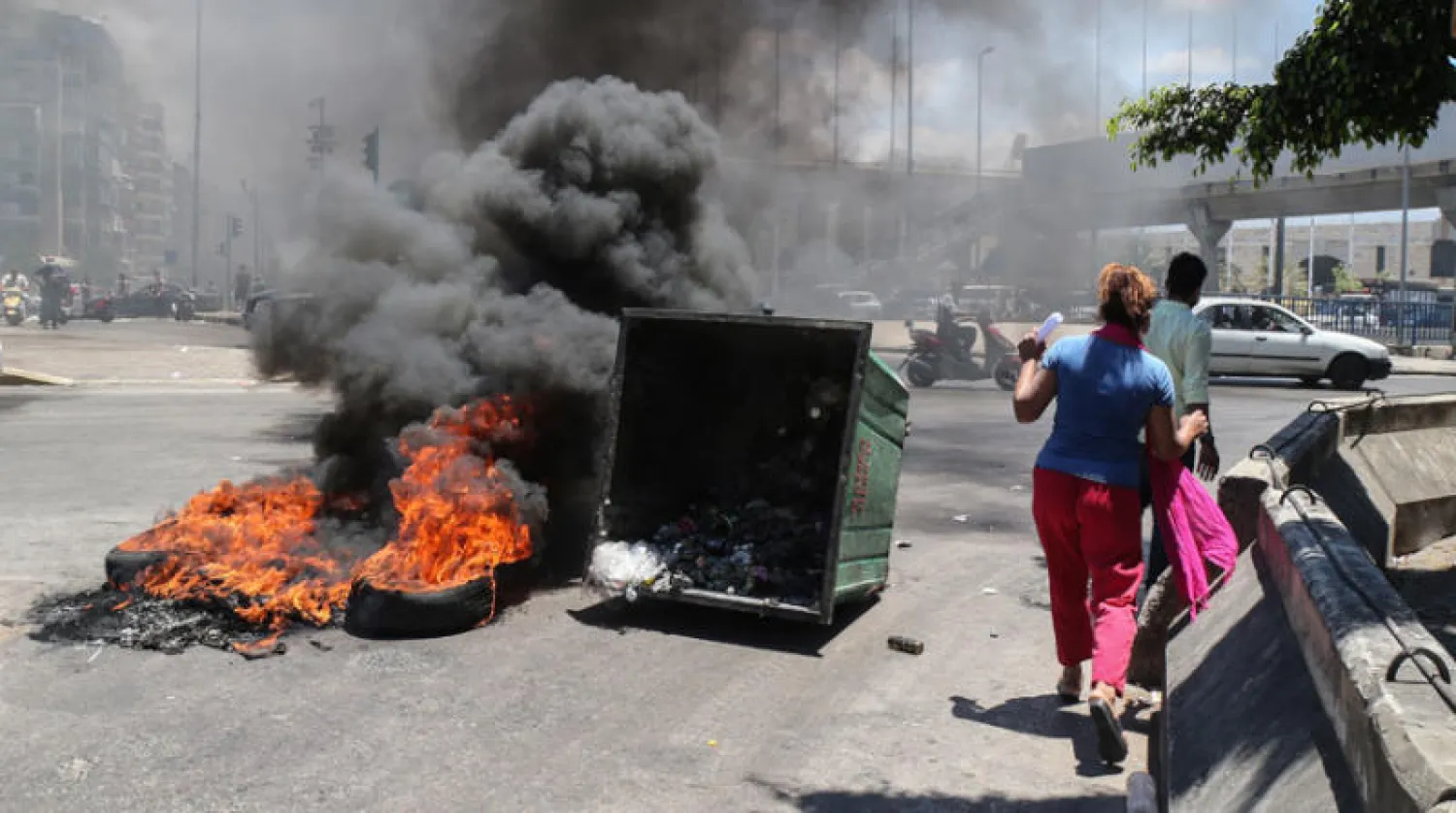 حرائق وقطع طرقات في بيروت أمس (إ.ب.أ)