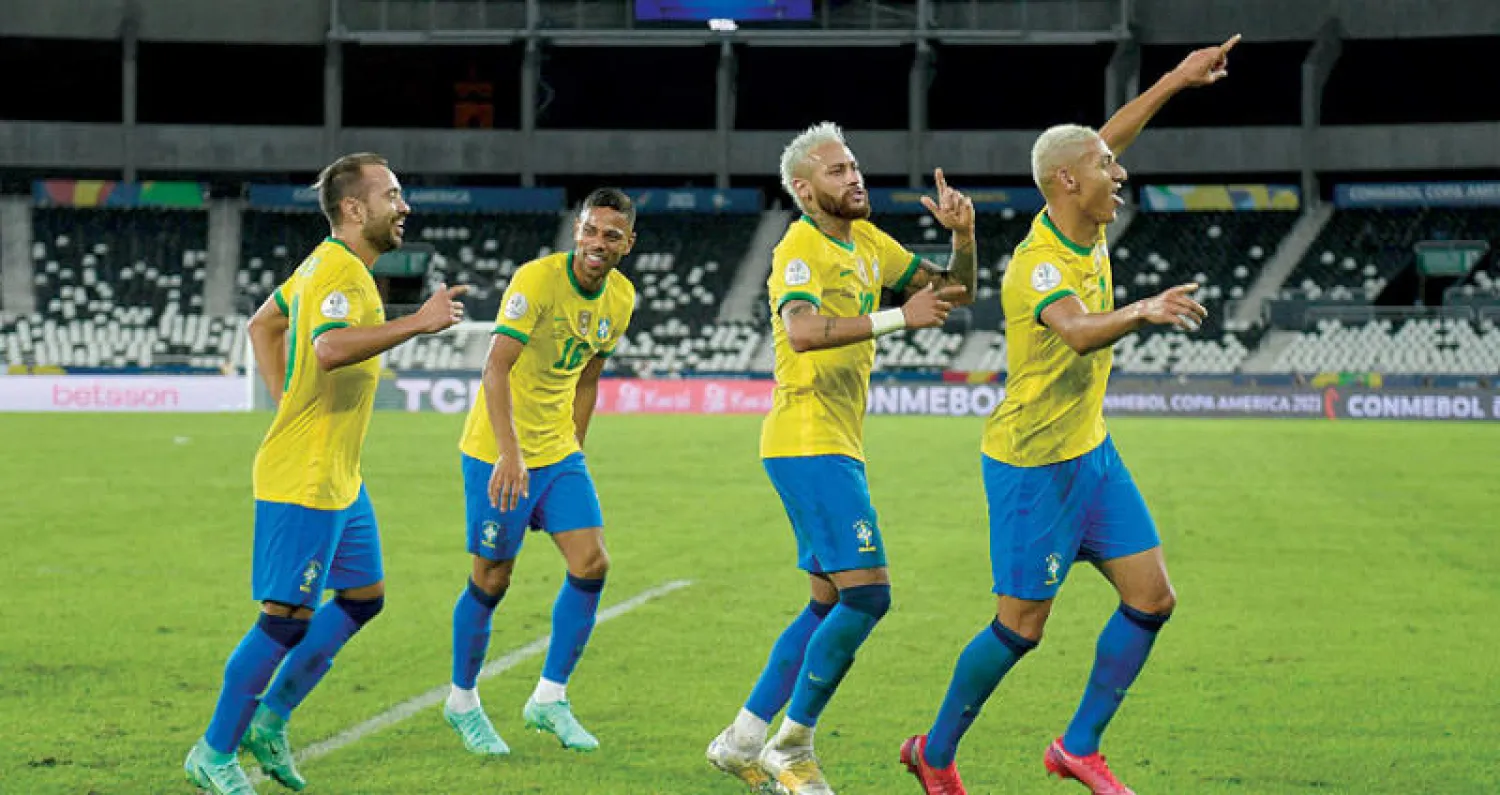 راقصو السامبا على إيقاع هز شباك بيرو 4 مرات (أ.ف.ب)