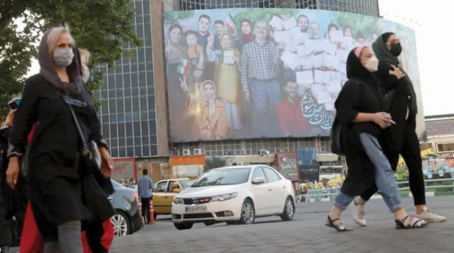Tahran’ın merkezindeki Valiasr Meydanı’na asılan ve halkı cumhurbaşkanlığı seçimlerine katılmaya çağıran bir afiş. (Reuters)