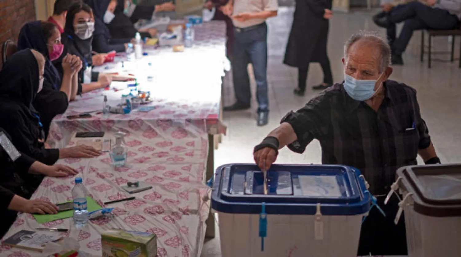 رجل مسيحي إيراني يدلي بصوته في مركز اقتراع يقع في مدرسة للأقلية المسيحية في طهران أمس (أ.ف.ب)