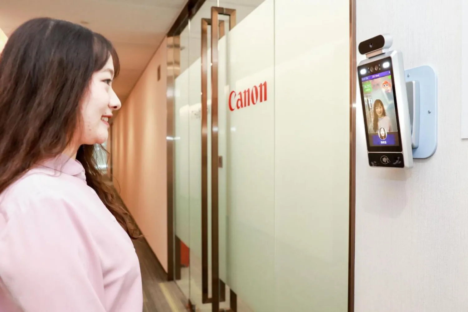 Şirket, teknolojinin işyerinde olumlu atmosfer yarattığını savunurken, çalışanlar yazılımı müdahaleci buluyor (Canon)