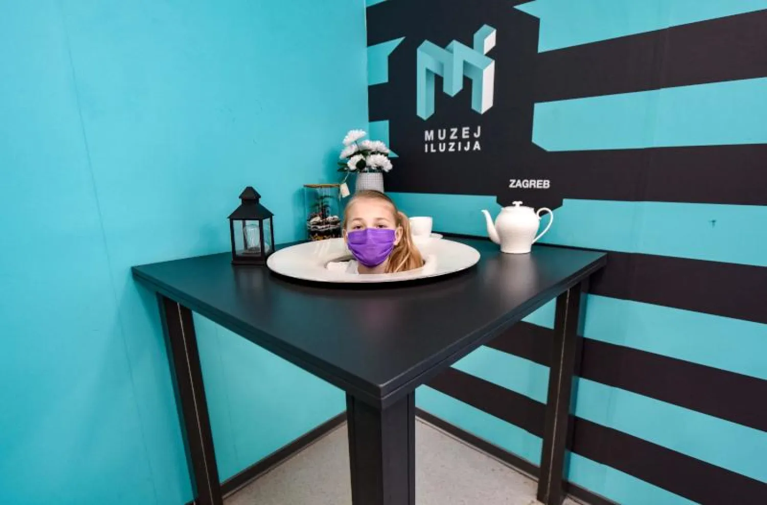 الرأس على طبق تعتبر من الانشطة الأكثر شعبية في متحف الأوهام حيث يتمكن الزائر من مشاهدة نفسه مقطوع الرأس (أ.ف.ب)