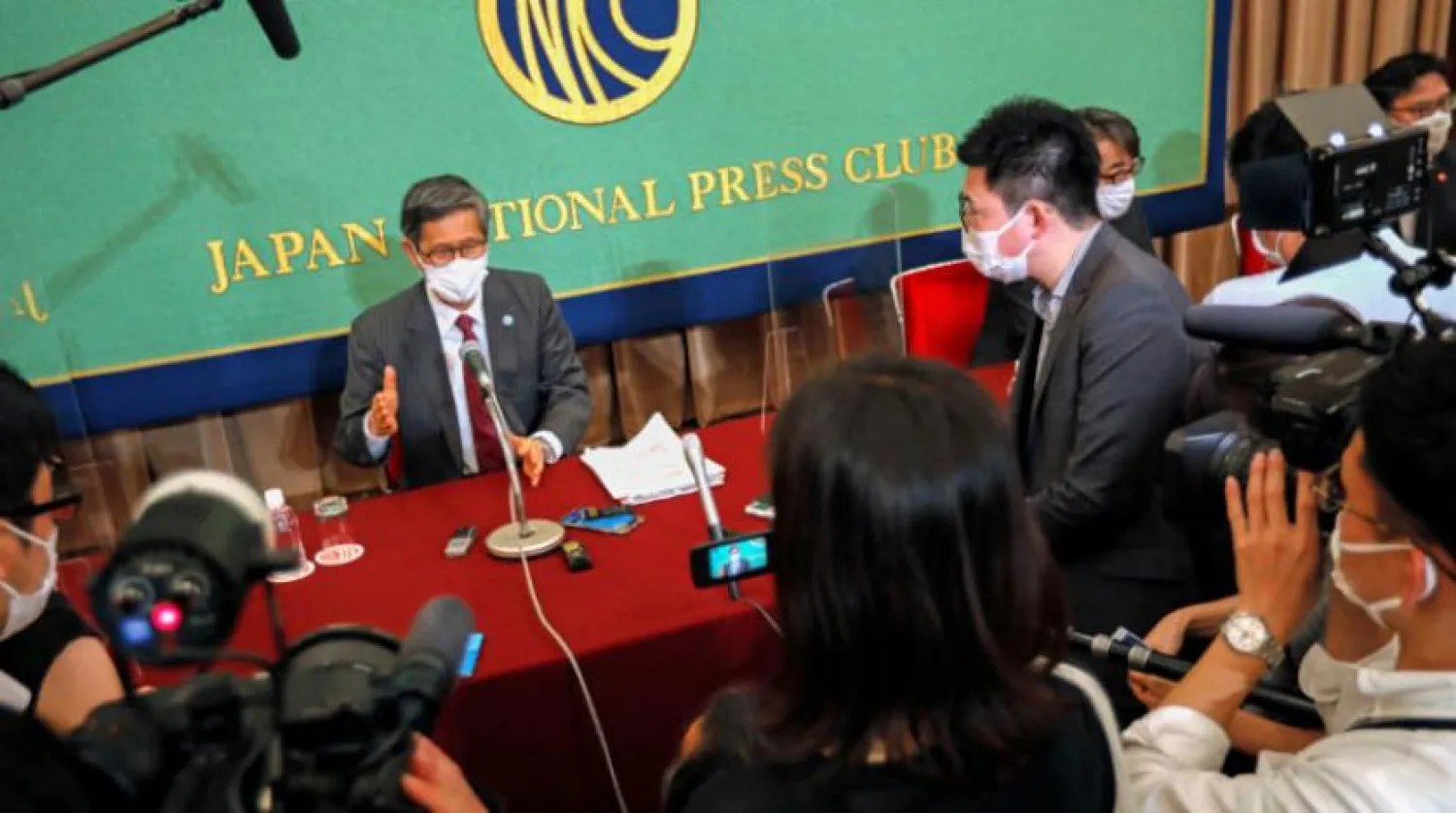 Japon hükümeti Kovid-19 pandemisi danışmanı dün Tokyo’da basın konferansında konuşurken. (Reuters)