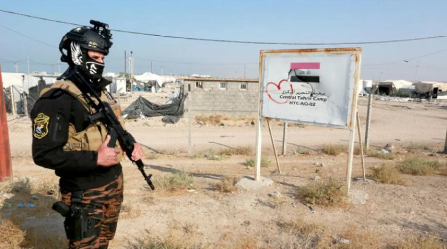 Iraklı polis, DEAŞ operasyonları sırasında Felluce’de daha önce yerinden edilenler tarafından kullanılan boş bir kampın yakınında duruyor (EPA)