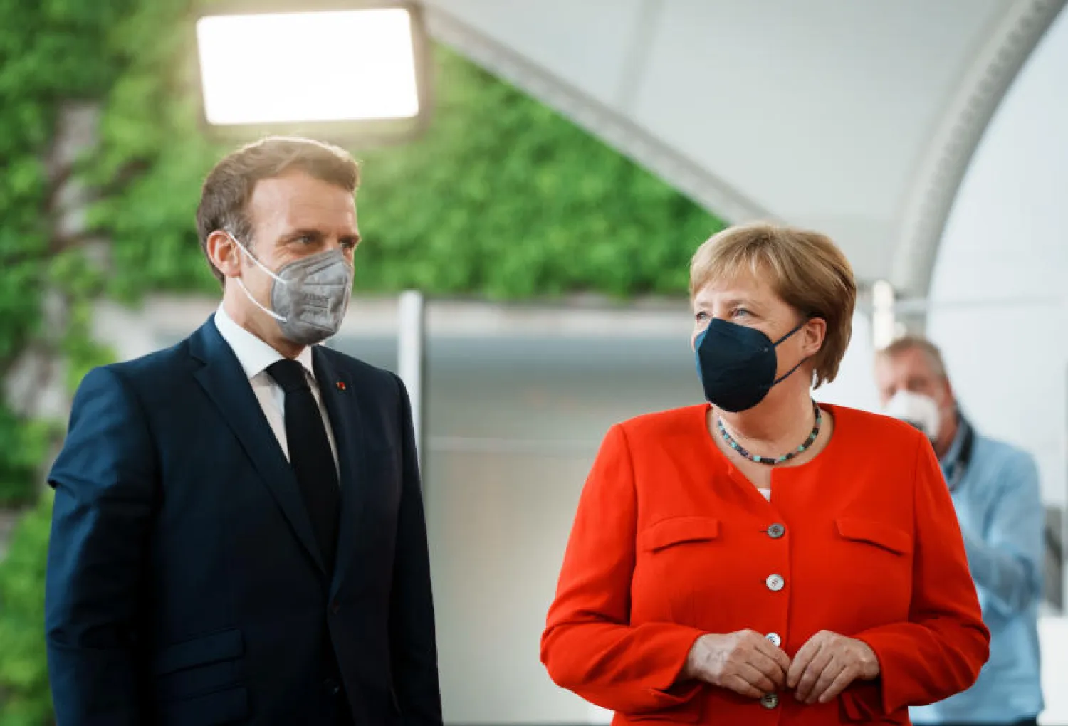 المستشارة الألمانية أنغيلا ميركل والرئيس الفرنسي إيمانويل ماكرون في برلين (د.ب.أ)