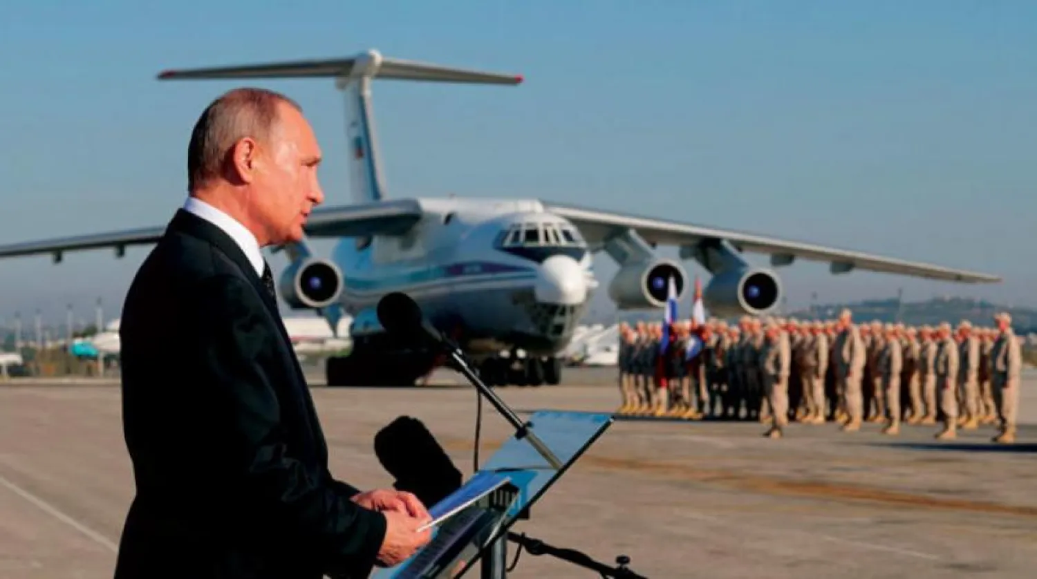 Rusya Devlet Başkanı Vladimir Putin, Aralık 2017'de, Suriye Hmeimim üssünde Rus askerlerine hitap ediyor (AFP)
