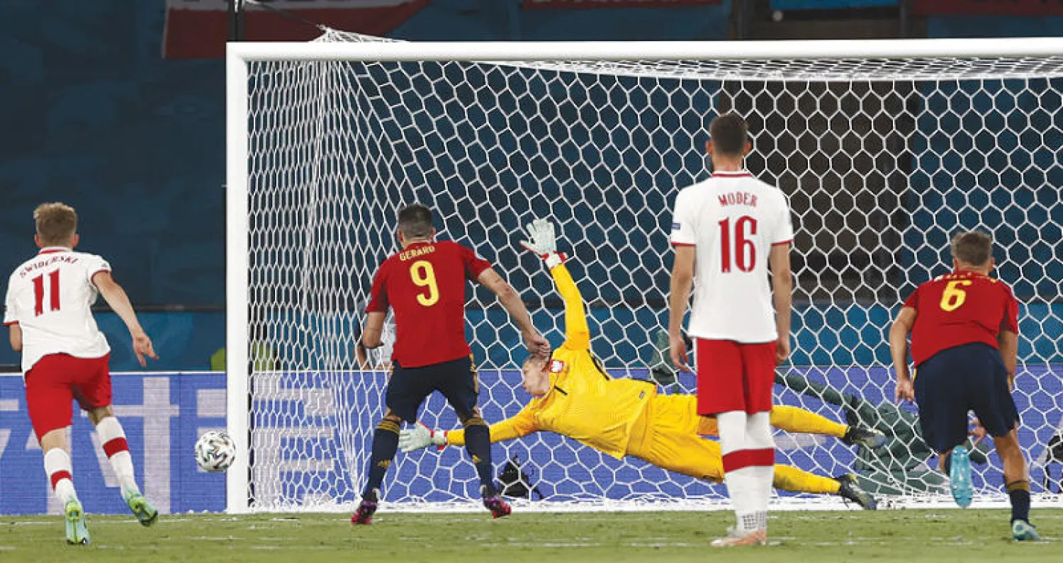 مورينو (رقم 9 في الوسط) سدد ركلة الجزاء في القائم ليحرم إسبانيا من انتصار على بولندا (إ.ب.أ)