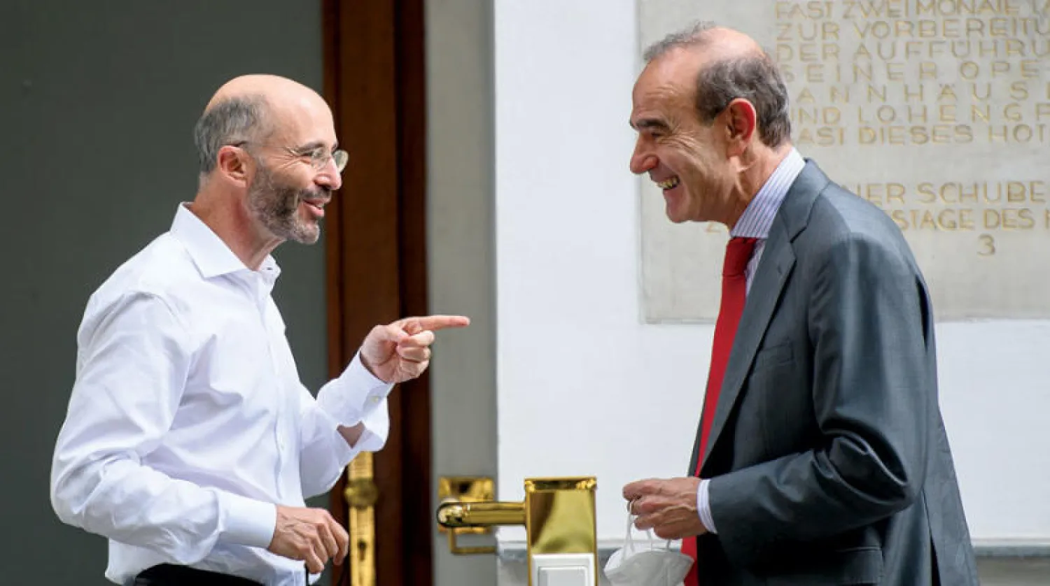 المبعوث الأميركي الخاص بإيران روبرت مالي يتحدث لمبعوث الاتحاد الأوروبي ومنسق محادثات إحياء الاتفاق النووي إنريكي مورا في فيينا أمس (إ.ب.أ)