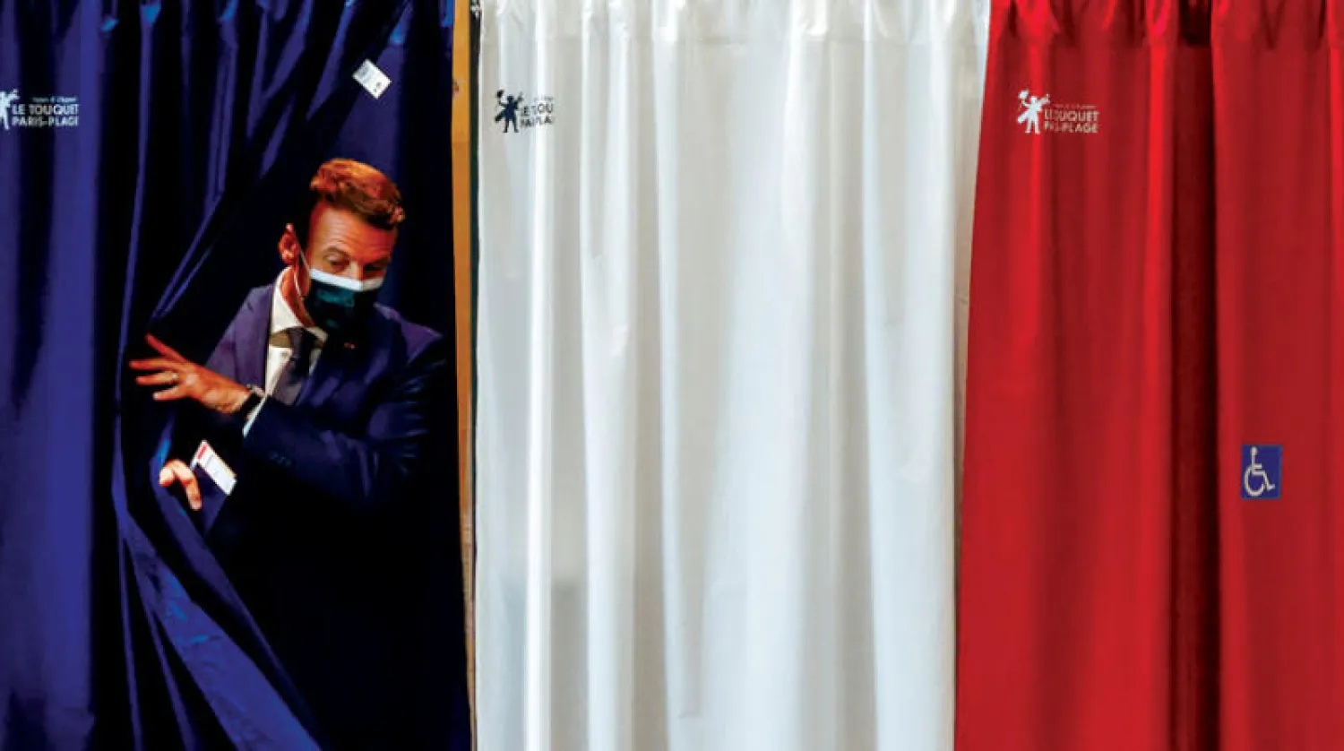 الرئيس الفرنسي أدلى بصوته في انتخابات مجالس المناطق أمس (رويترز)