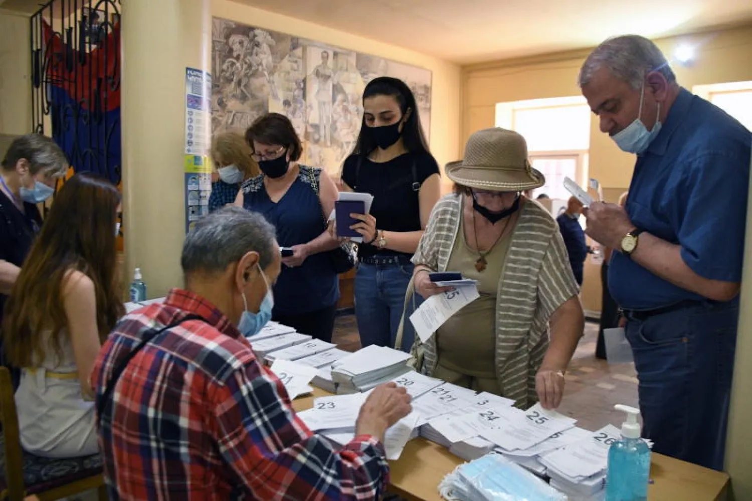 أشخاص بمركز اقتراع في يريفان (إ.ب.أ)