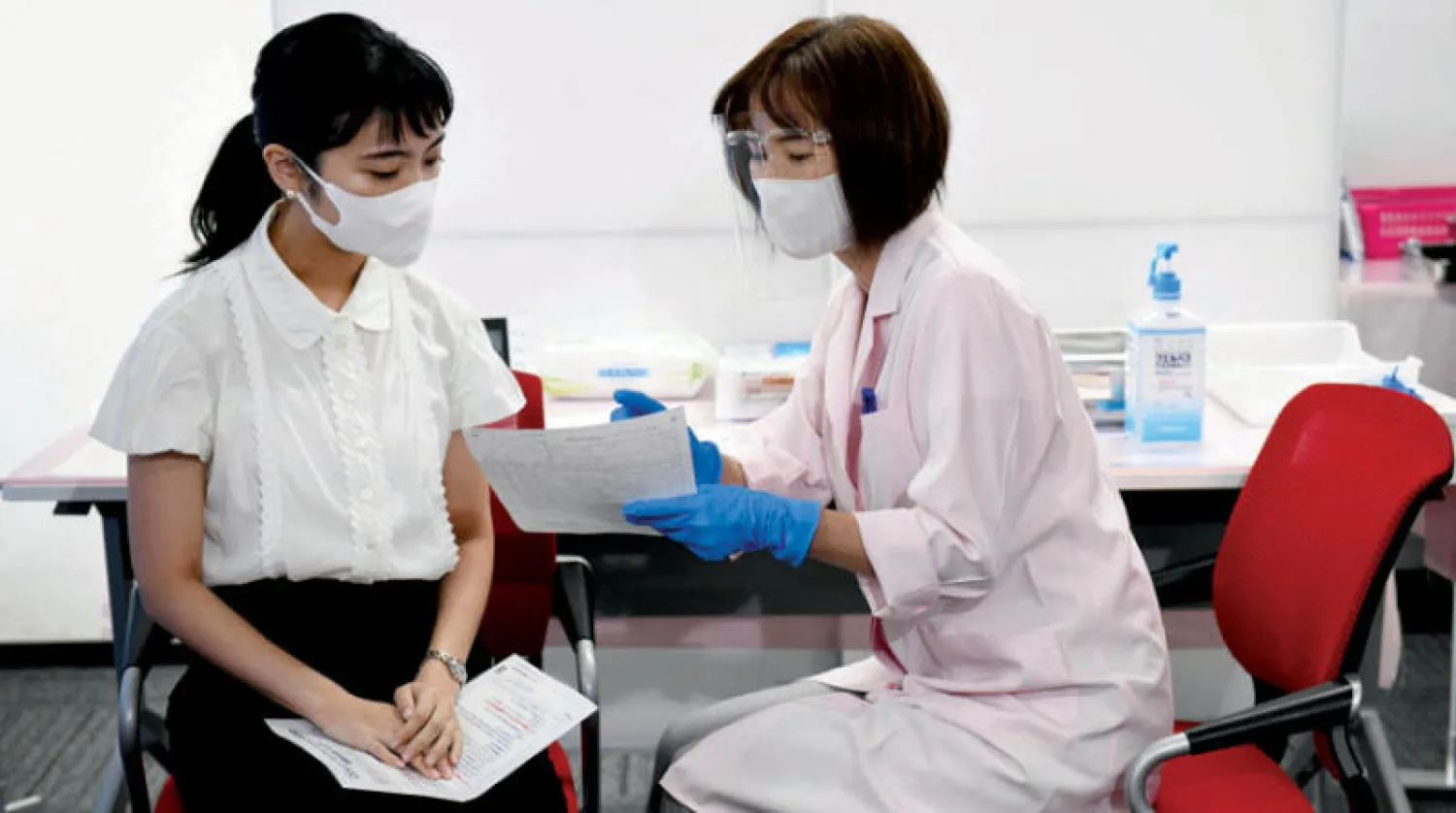 جانب من حملة التطعيم بلقاح «موديرنا» في اليابان (أ.ف.ب)