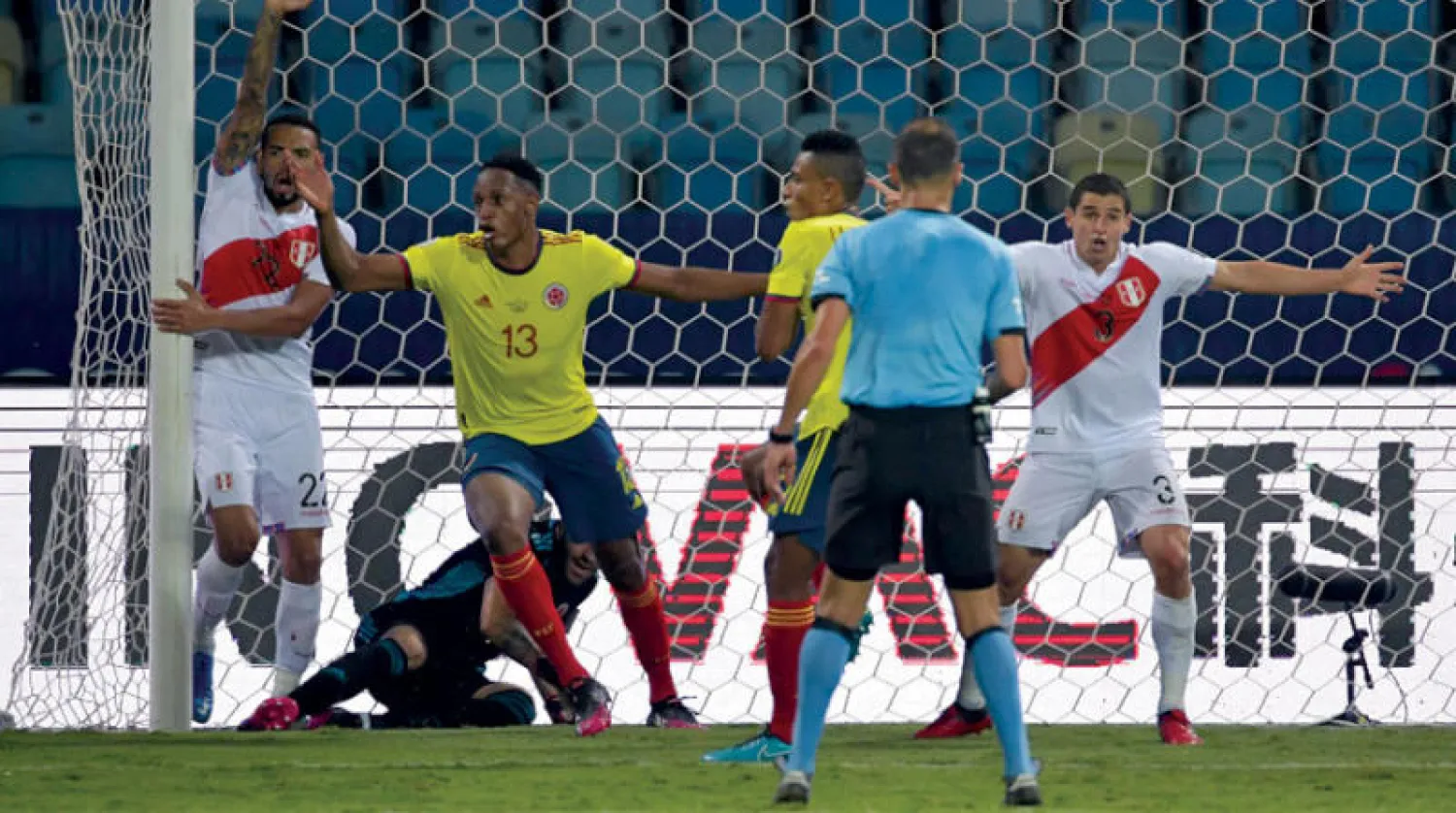الكولومبي مينا (الثاني من اليسار) في حالة ذعر بعد تسجيل هدف بالخطأ في مرمى فريقه ليمنح بيرو الفوز (أ.ف.ب)