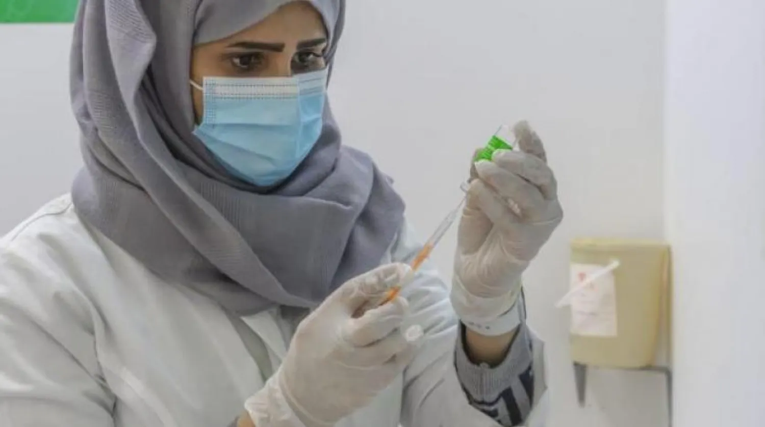 Suudi Arabistan’daki bir aşı merkezinde görevli hemşire (SPA)