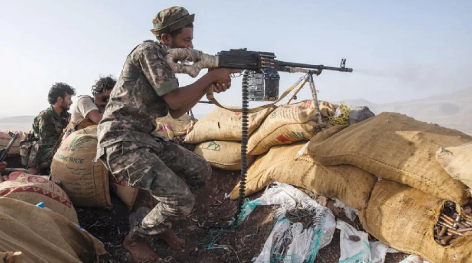 مقاتلون من الجيش اليمني في جبهة الكسارة بمأرب (أ.ب)