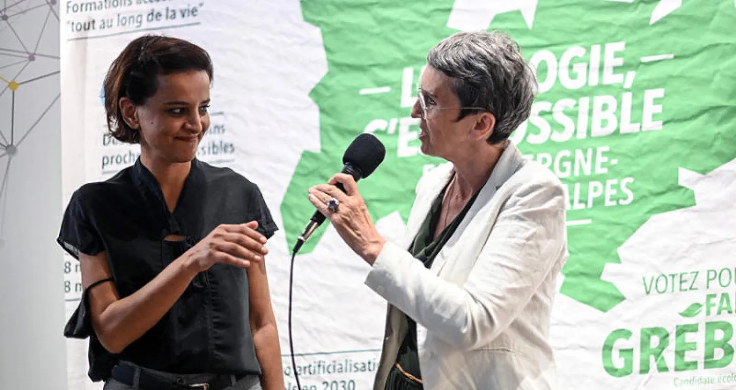 مرشحة الحزب الاشتراكي في منطقة أوفيرن-رون ألب نجات بلقاسم (يسار) ومرشحة حزب الخضر فابيان غريبير في مؤتمر صحافي أمس لإعلان لائحة مشتركة في الدورة الثانية من الانتخابات الإقليمية الفرنسية (أ.ف.ب)