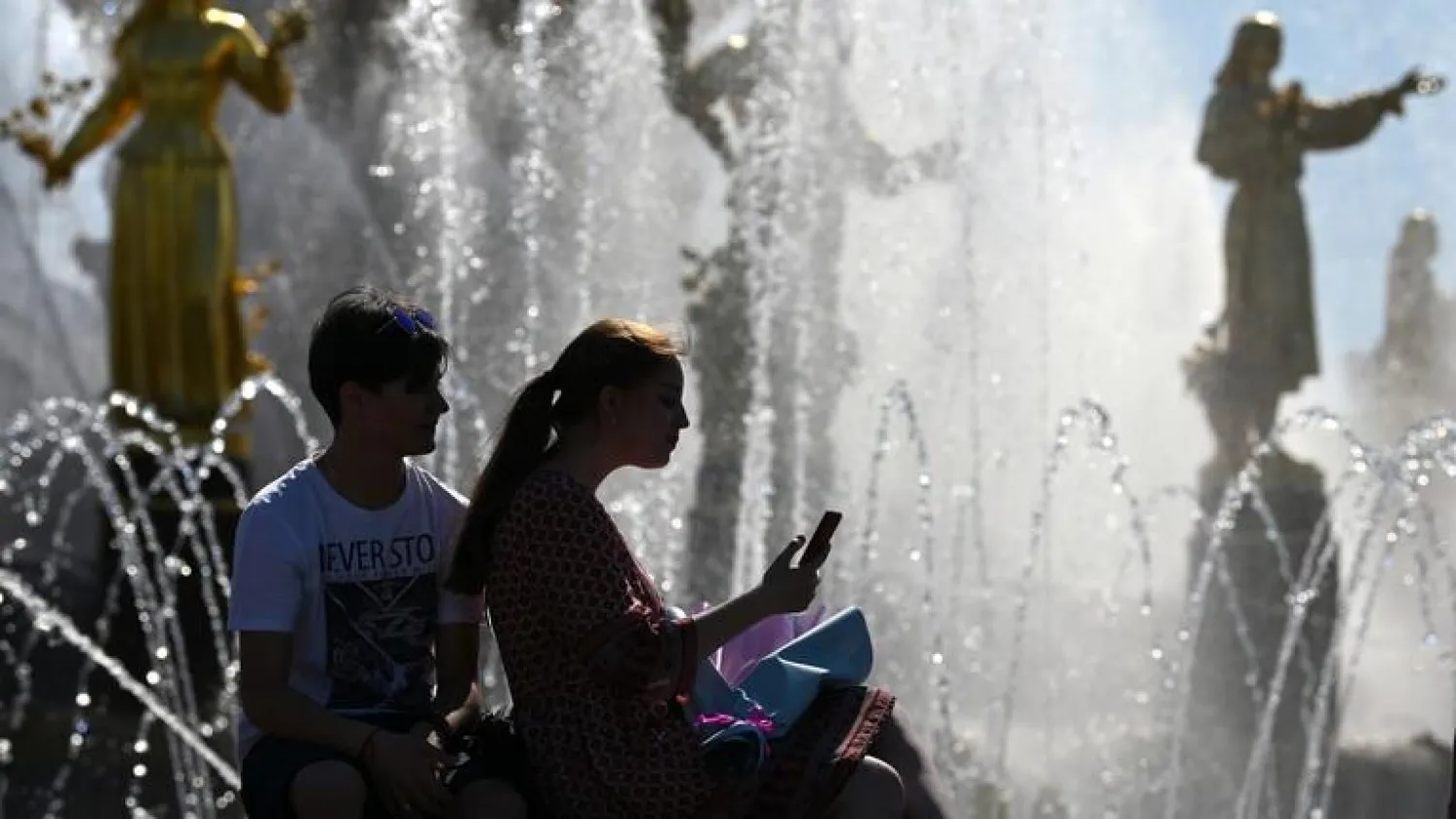 شاب وفتاة قرب نافورة ماء في موسكو (سبوتنيك)