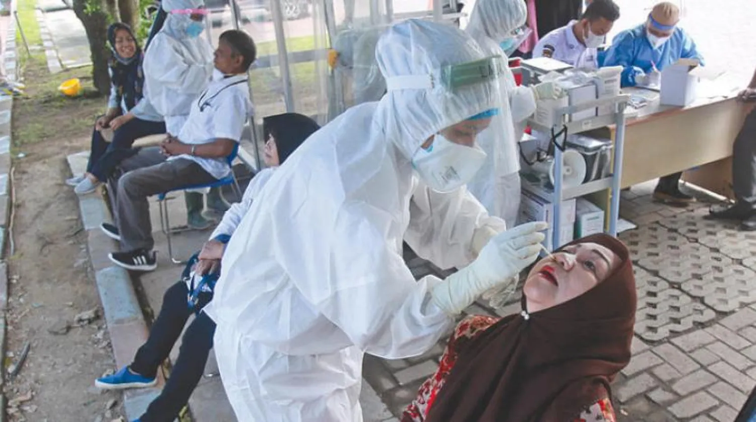 Endonezya’da koronavirüs testi olan bir kadın (AP)