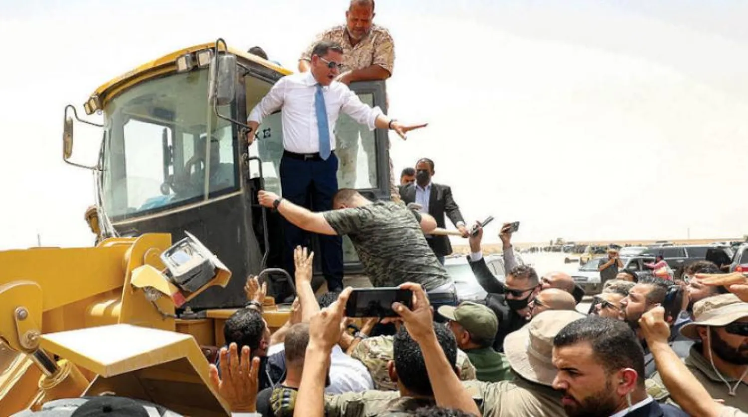 Dibeybe, Pazar günü sahil yolunu yeniden açmak amacıyla toprak setleri kaldırmak için buldozer kullandı (AFP)