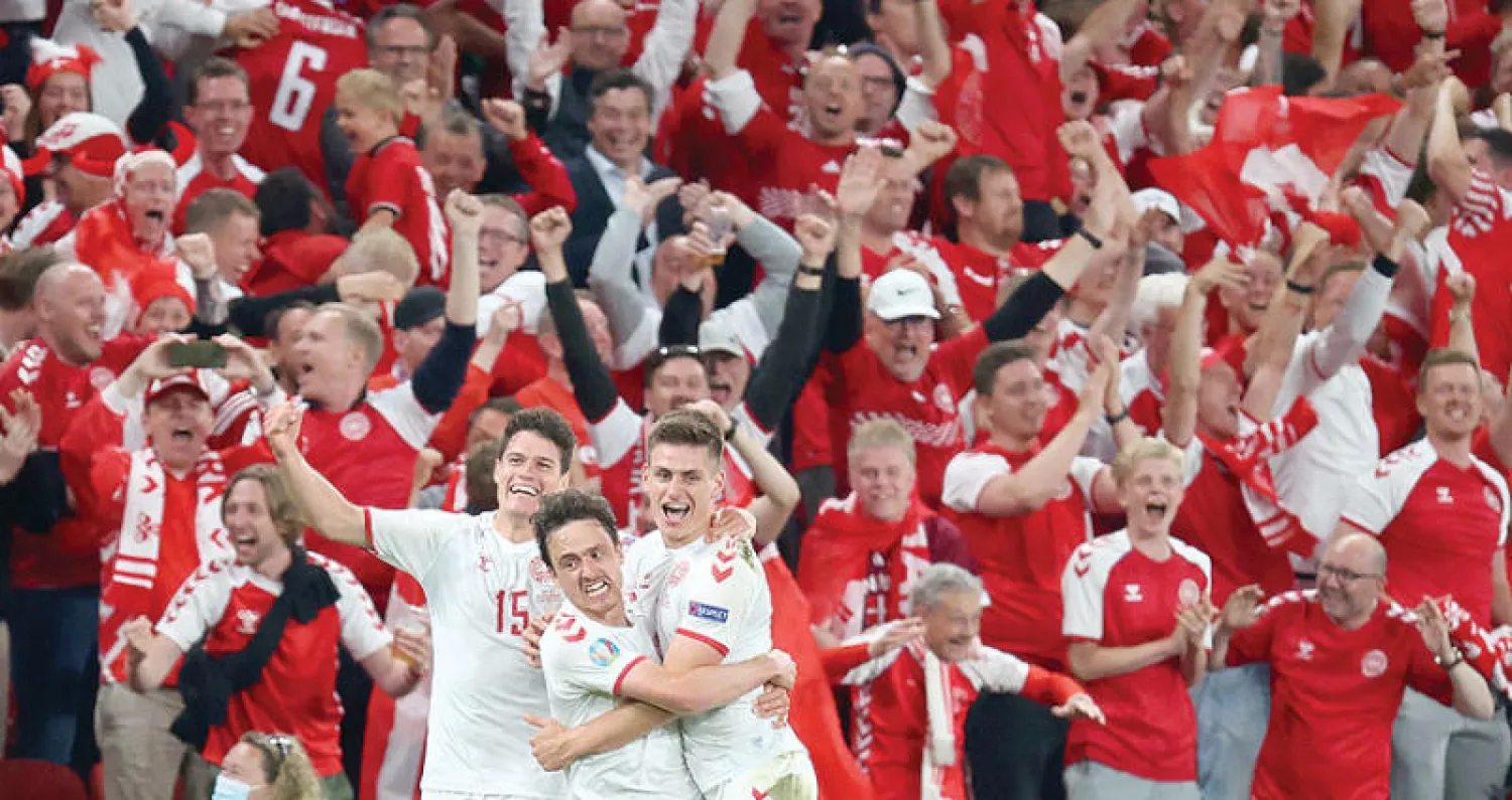 لاعبو الدنمارك يشاركون جماهيرهم الاحتفال بالتأهل التاريخي (رويترز)