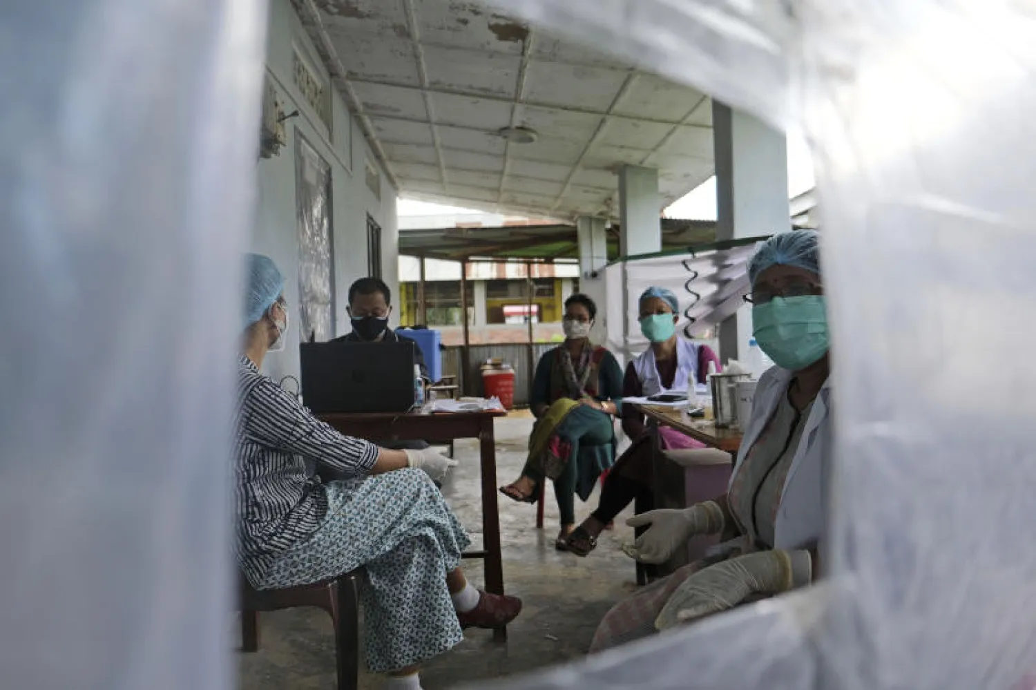 مركز لتلقي اللقاح ضد «كوفيد 19» في مدينة إمفال الهندية (أ.ب)