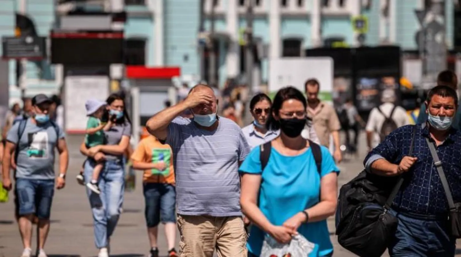 Moskova'da sokakta koruyucu maske takan insanlar (AFP)
