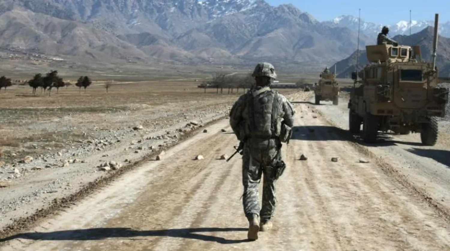 Bir ABD askeri, Bagram yakınlarında yapım aşamasında olan bir yolda yürüyor (AFP)