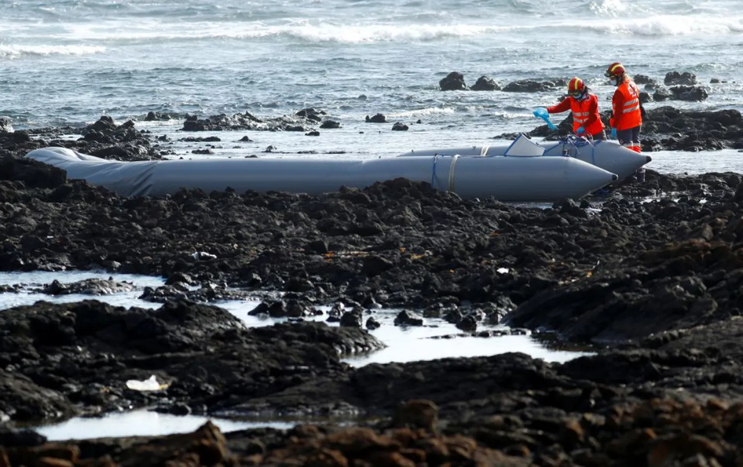 Rescue workers search for bodies after a boat capsized in the beach of Orzola, in the Canary Island of Lanzarote, Spain June 18, 2021. REUTERS/Borja Suarez