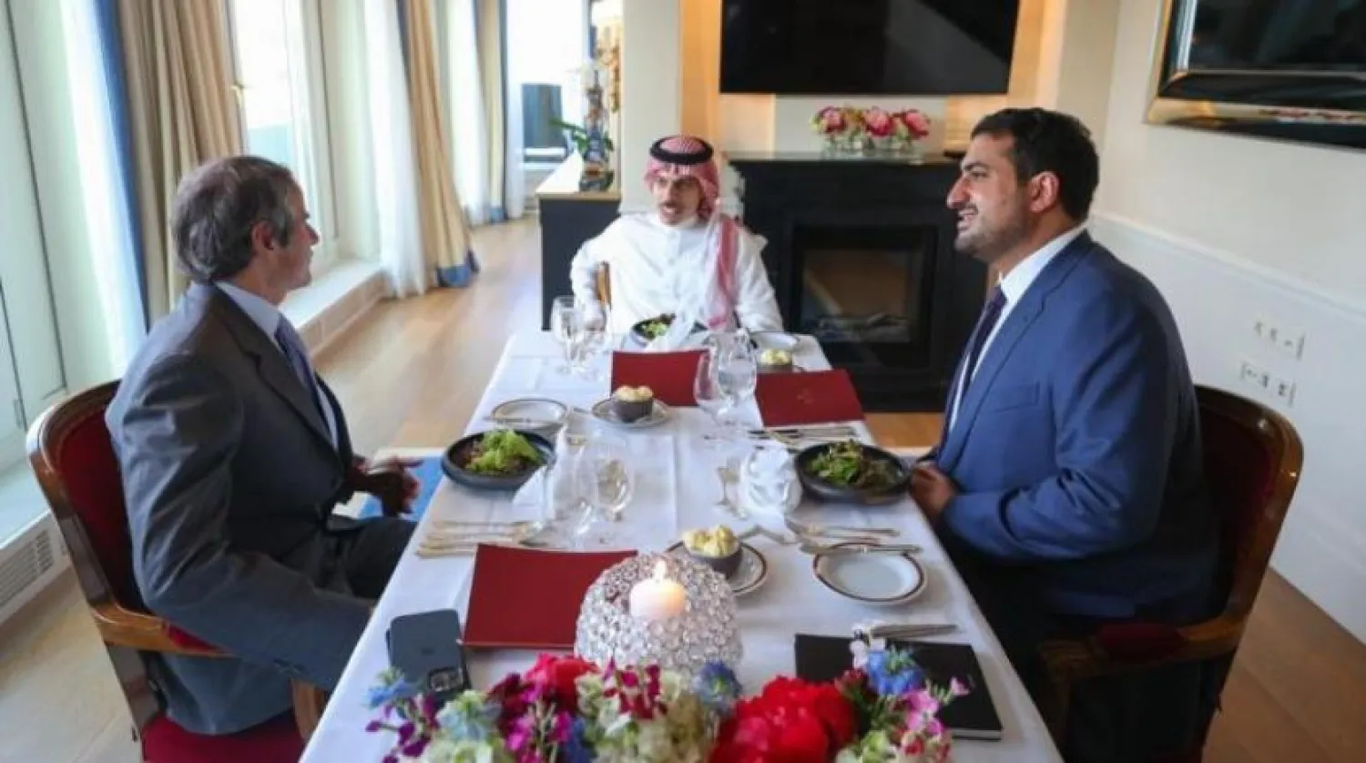 Suudi Arabistan Dışişleri Bakanı Prens Faysal bin Ferhan ve Uluslararası Atom Enerjisi Ajansı (UAEA) Başkanı Rafael Grossi Viyana’da gerçekleşen görüşmede (SPA)