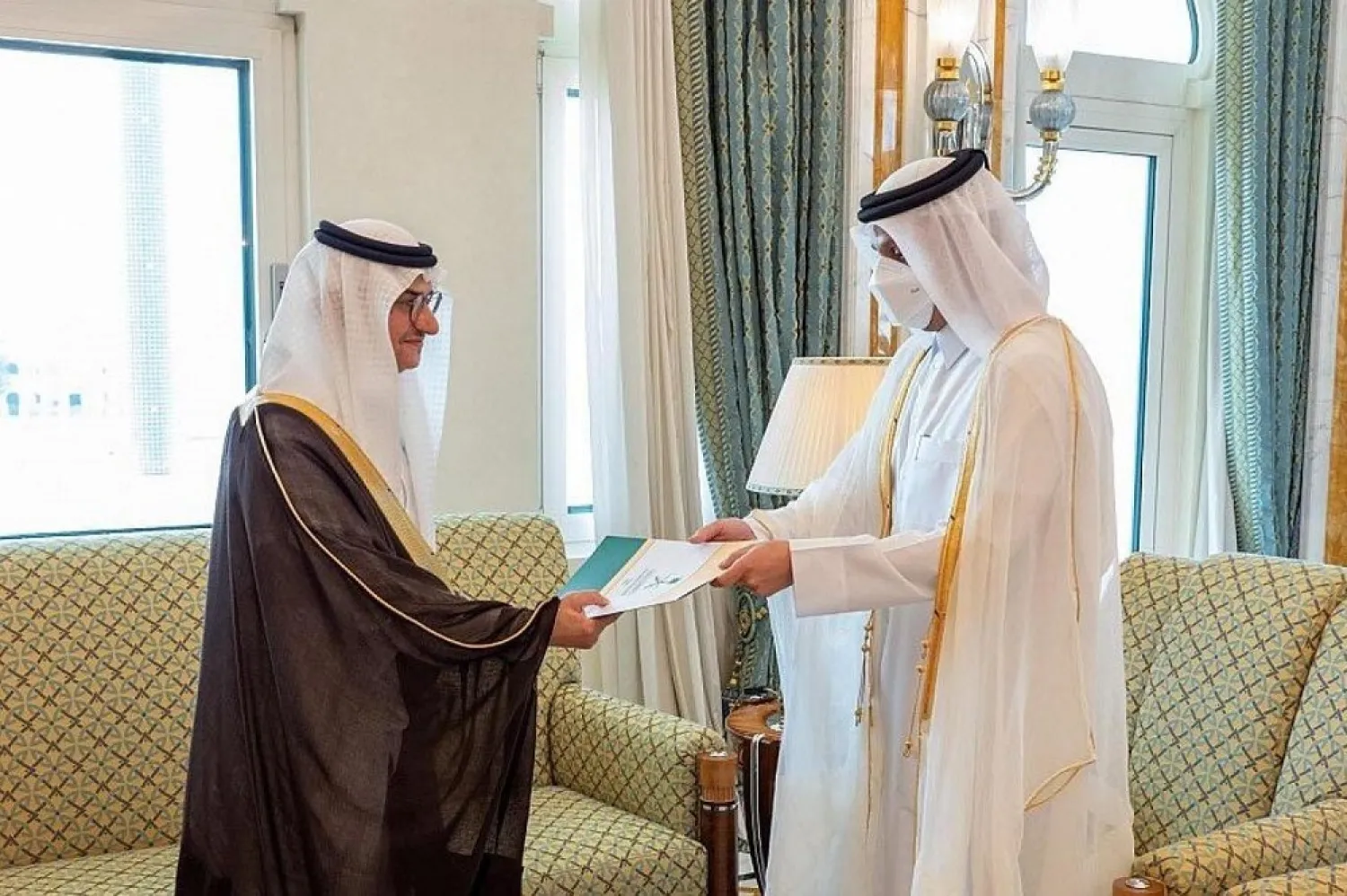 The Qatari FM receives the credentials of the new Saudi ambassador. (SPA)