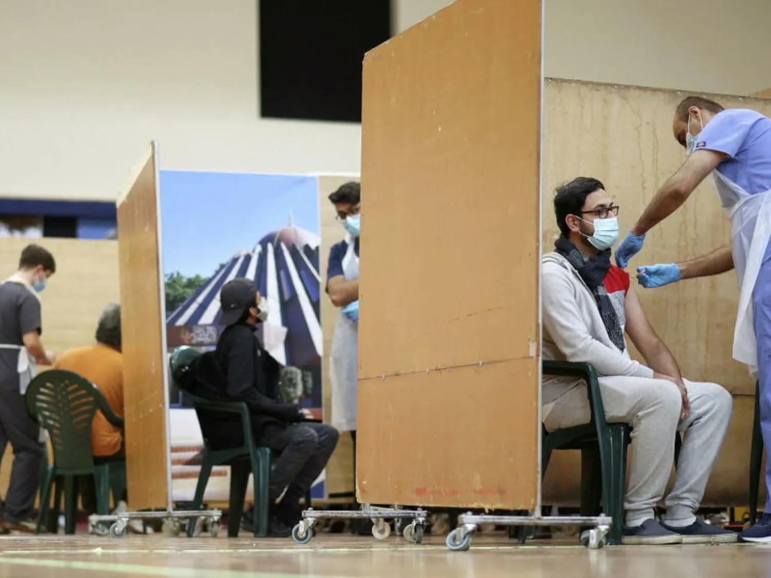 داخل مركز لتلقي اللقاح ضد «كوفيد-19» في لندن (رويترز)