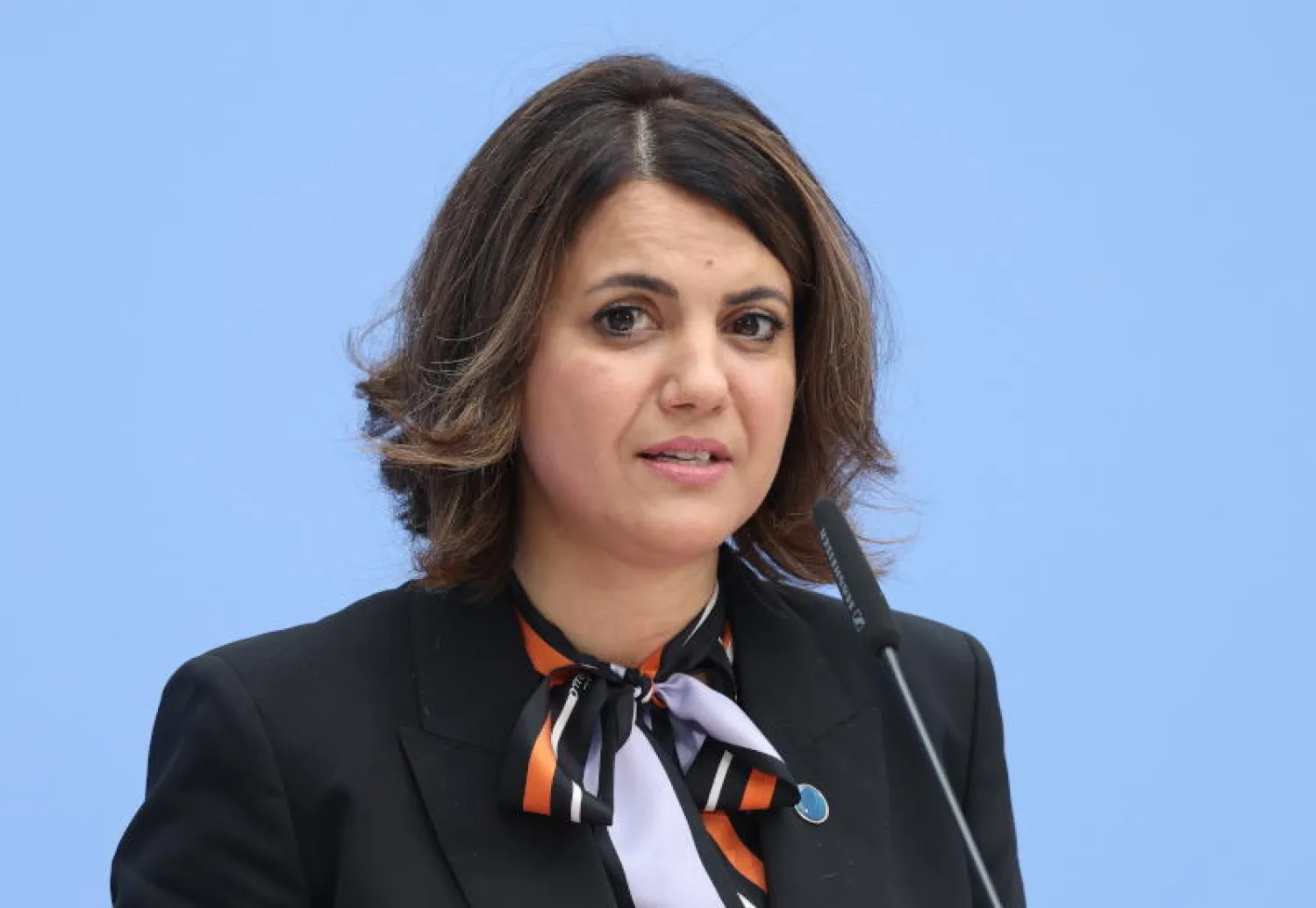 وزيرة الخارجية الليبية نجلاء المنقوش تتحدث إلى وسائل الإعلام على هامش المؤتمر الدولي حول ليبيا في برلين (إ.ب.أ)