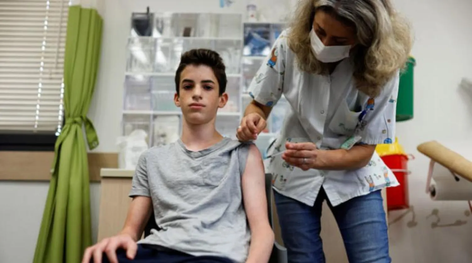 İsrail’de çocuklar Kovid-19’a karşı aşılanmaya başlandı. (Reuters)