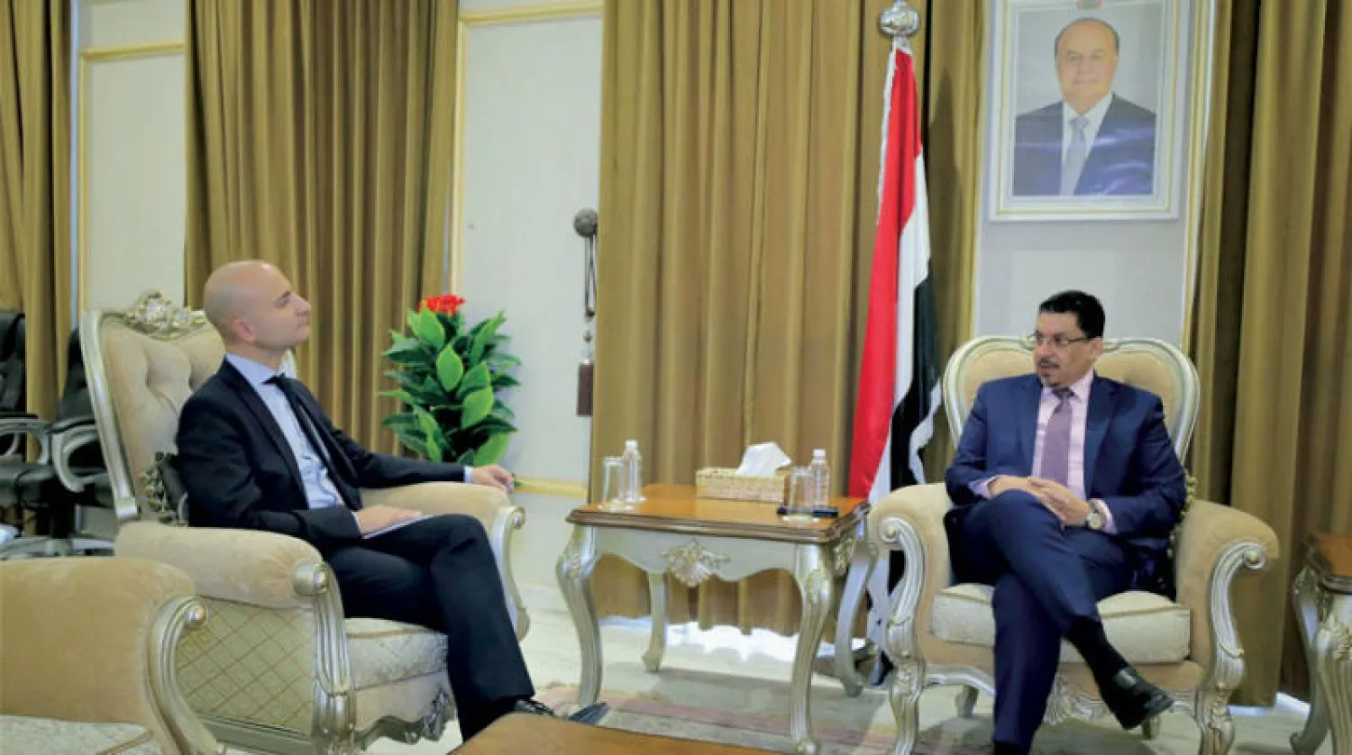 وزير الخارجية اليمني أثناء لقائه السفير الفرنسي لدى اليمن في الرياض أمس (سبأ)
