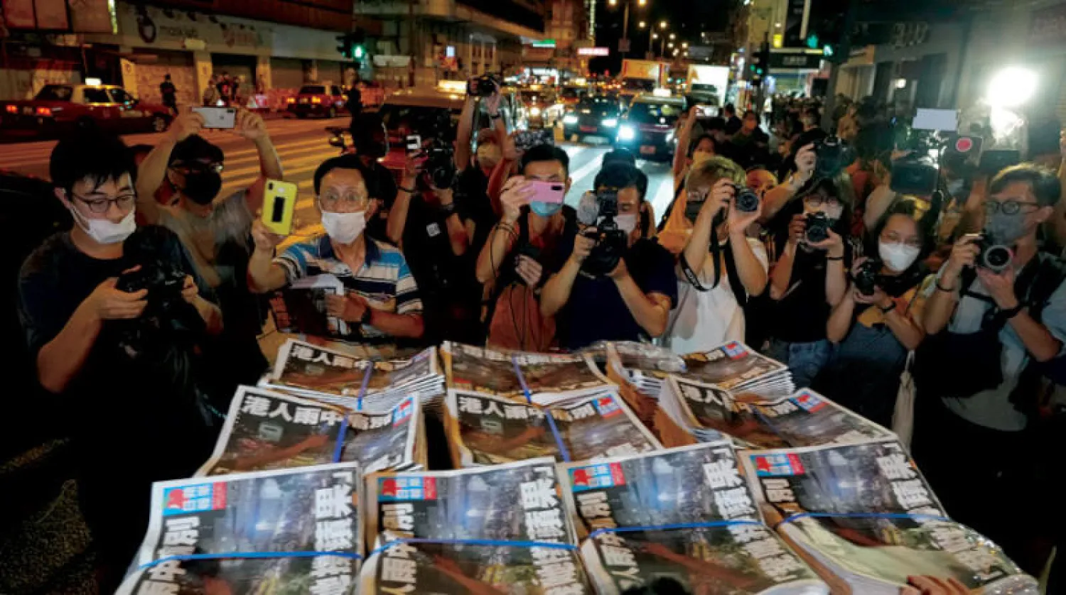 العدد الأخير من صحيفة «أبل دايلي» اليومية المنادية بالديمقراطية (أ.ب)