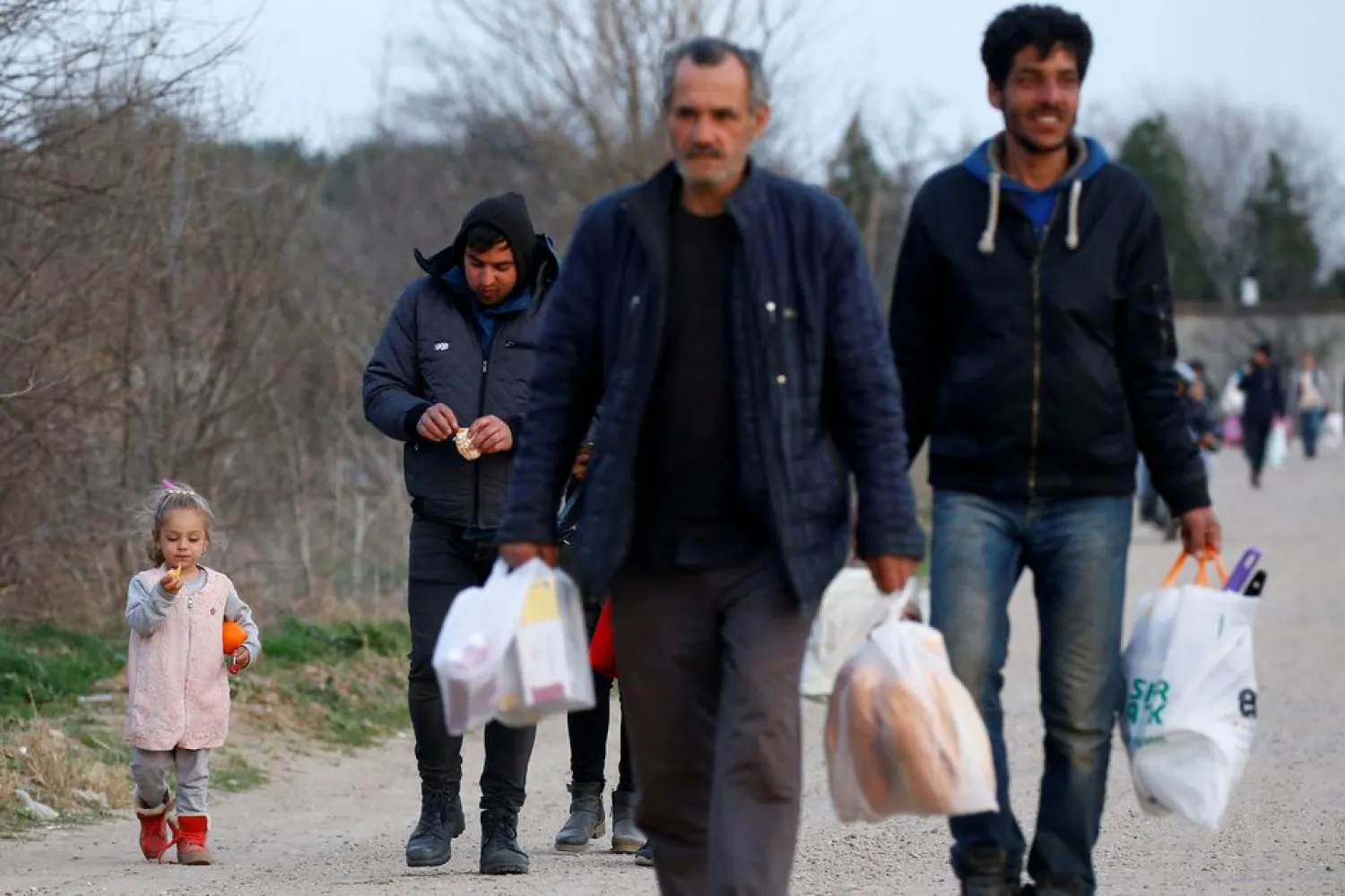 Migrants walk towards Turkey's Pazarkule border crossing with Greece's Kastanies, in Edirne, Turkey March 8, 2020. REUTERS/Huseyin Aldemir/File Photo